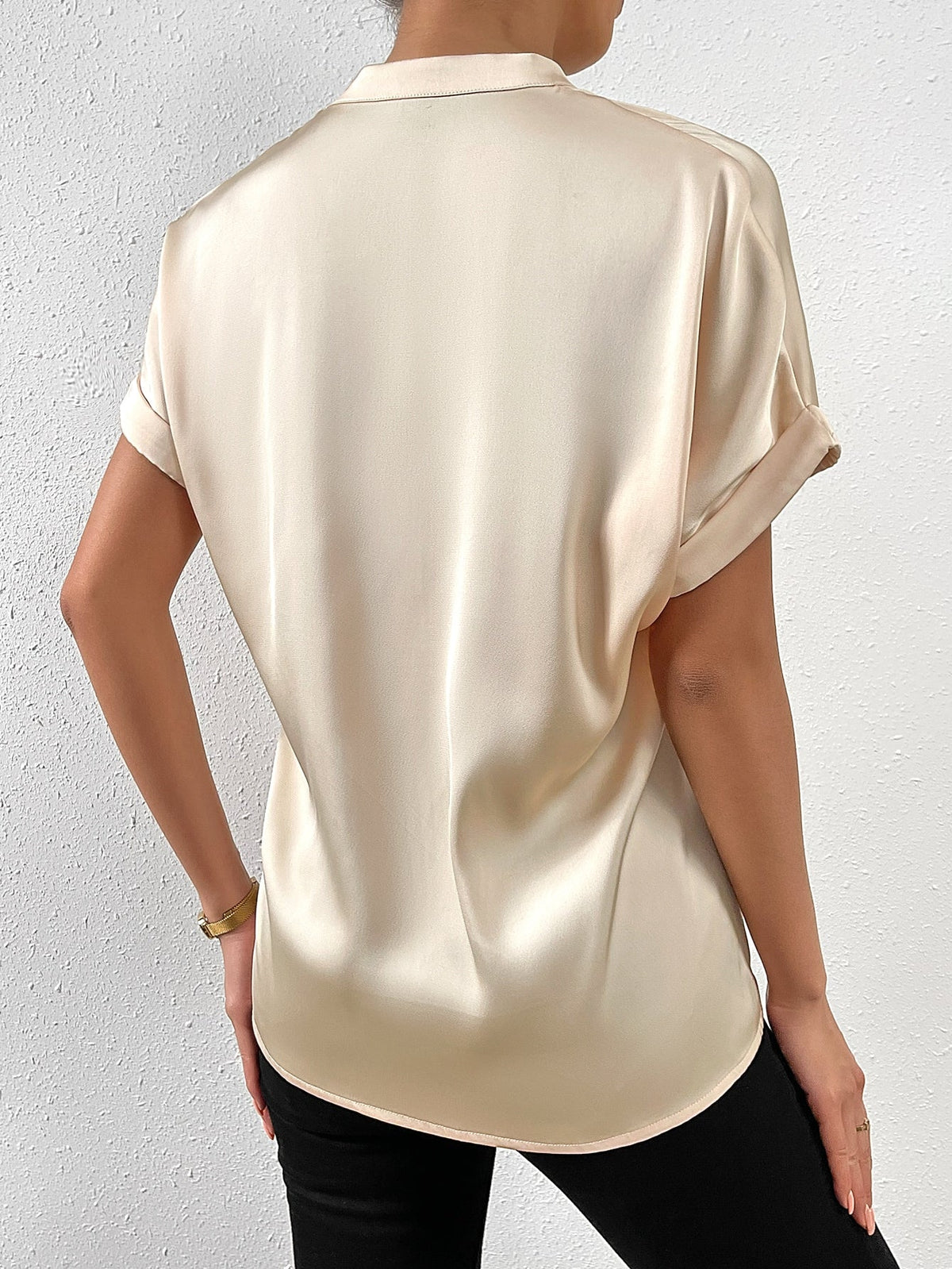 Camicia a maniche corte tinta unita con colletto alla coreana e chiusura frontale con bottoni per abbigliamento casual
