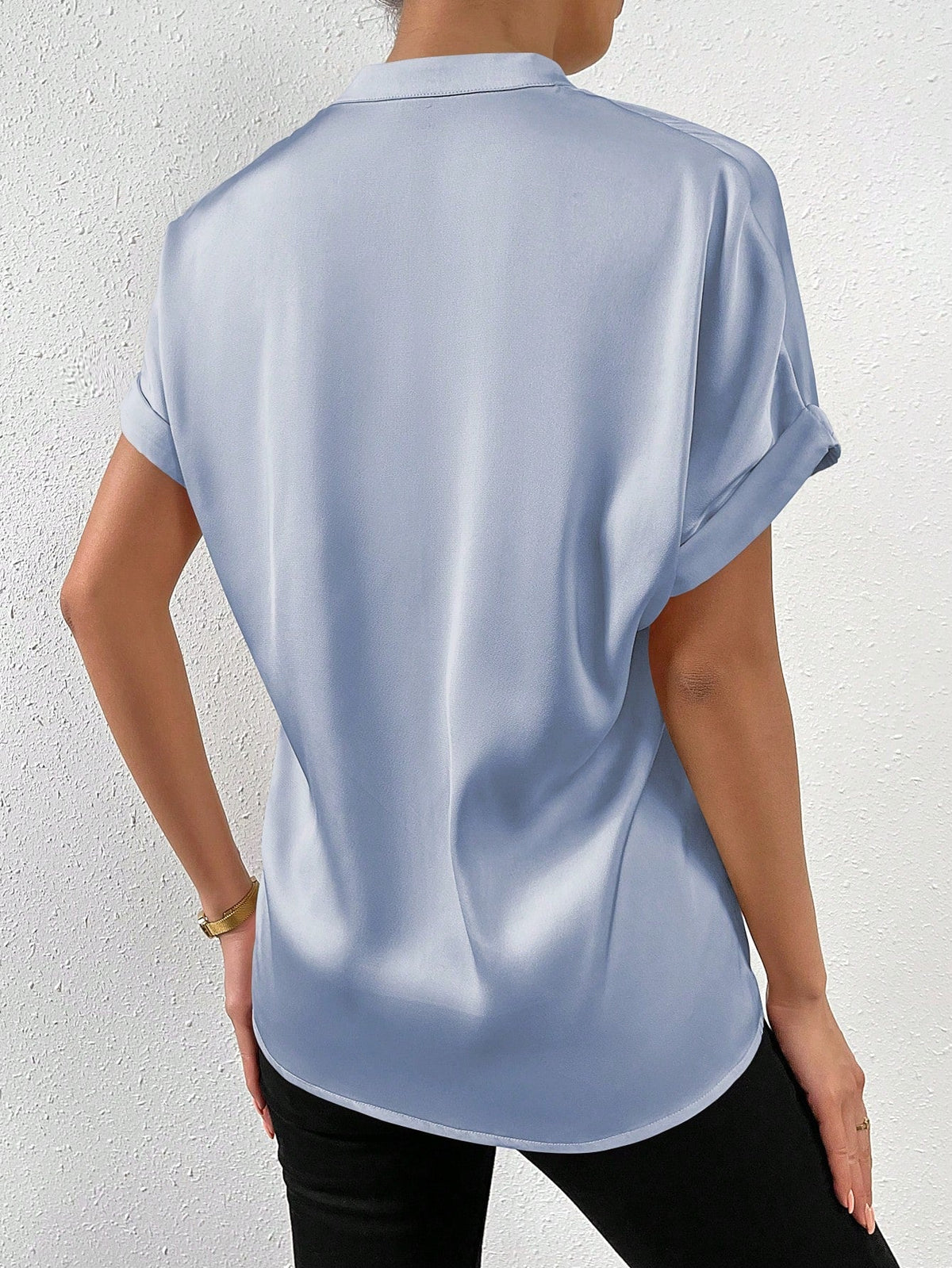 Camicia a maniche corte tinta unita con colletto alla coreana e chiusura frontale con bottoni per abbigliamento casual