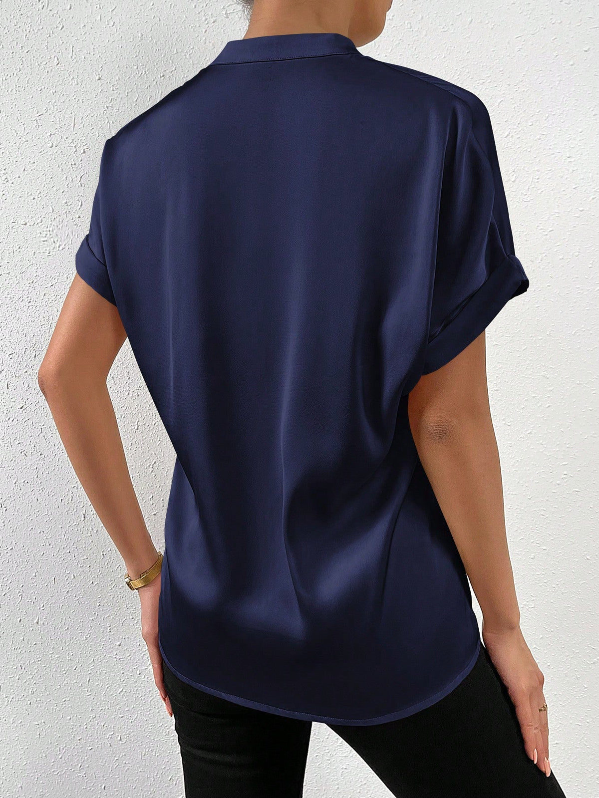 Camicia a maniche corte tinta unita con colletto alla coreana e chiusura frontale con bottoni per abbigliamento casual