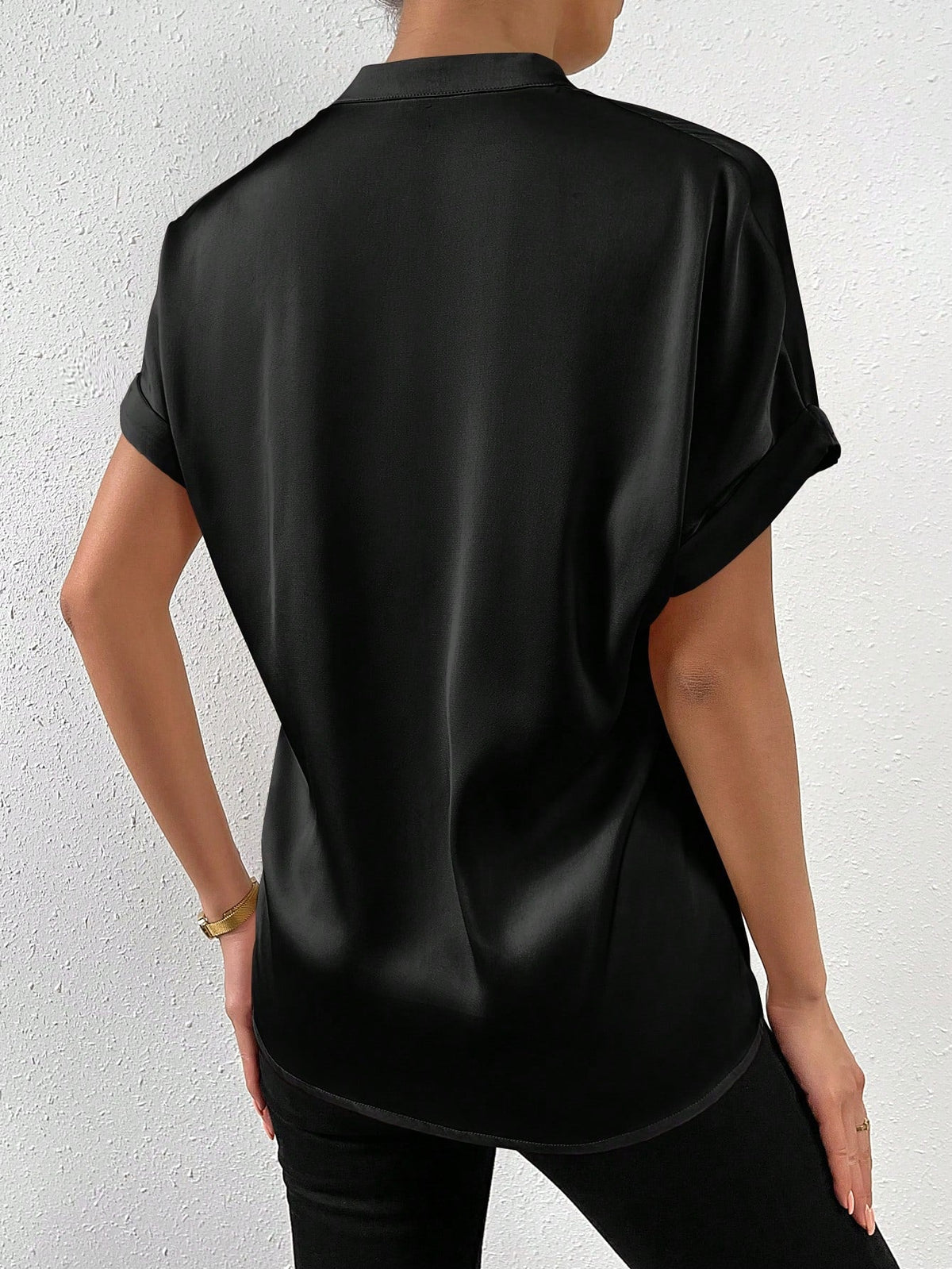 Camicia a maniche corte tinta unita con colletto alla coreana e chiusura frontale con bottoni per abbigliamento casual