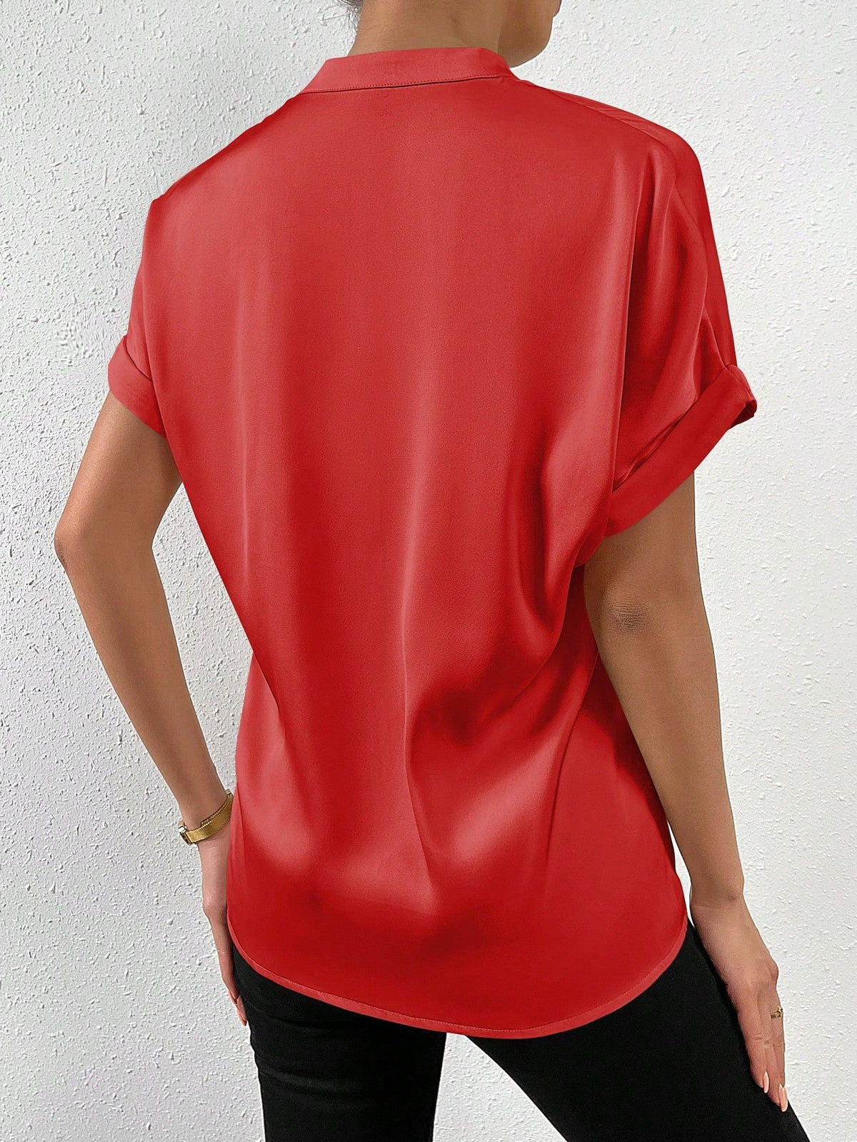 Camicia a maniche corte tinta unita con colletto alla coreana e chiusura frontale con bottoni per abbigliamento casual