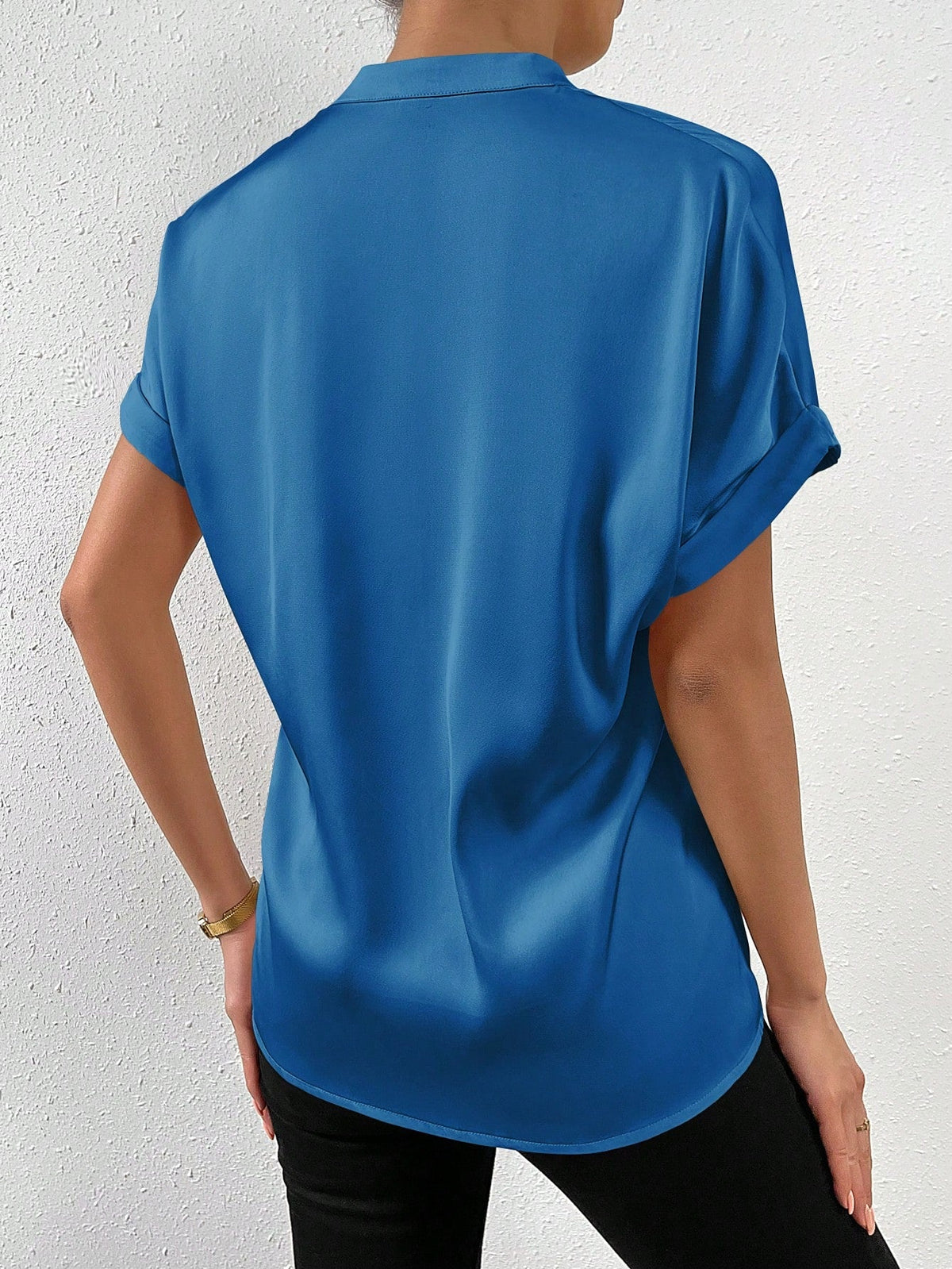 Camicia a maniche corte tinta unita con colletto alla coreana e chiusura frontale con bottoni per abbigliamento casual
