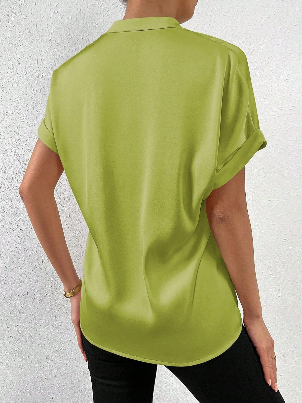Camicia a maniche corte tinta unita con colletto alla coreana e chiusura frontale con bottoni per abbigliamento casual