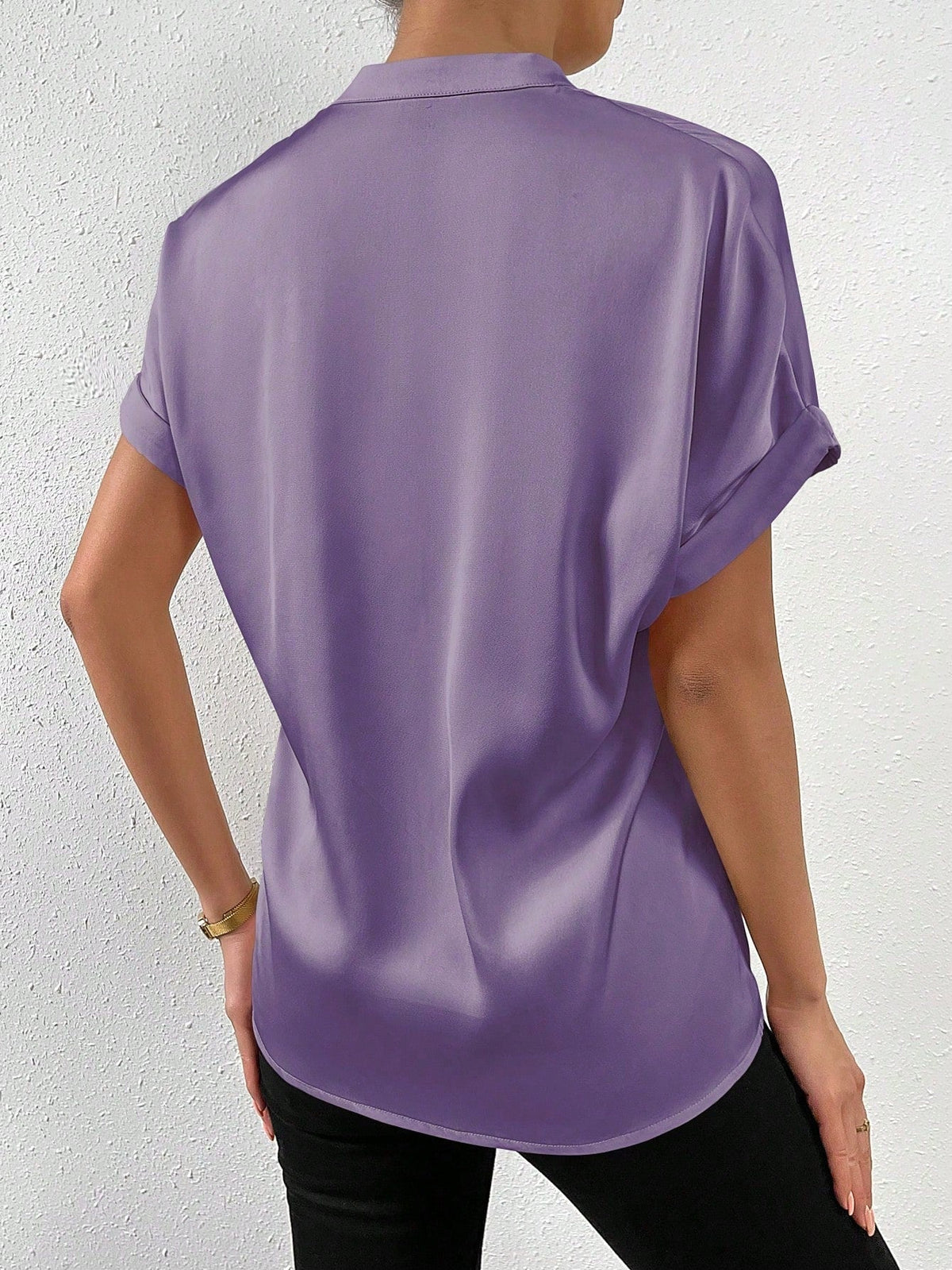 Camicia a maniche corte tinta unita con colletto alla coreana e chiusura frontale con bottoni per abbigliamento casual