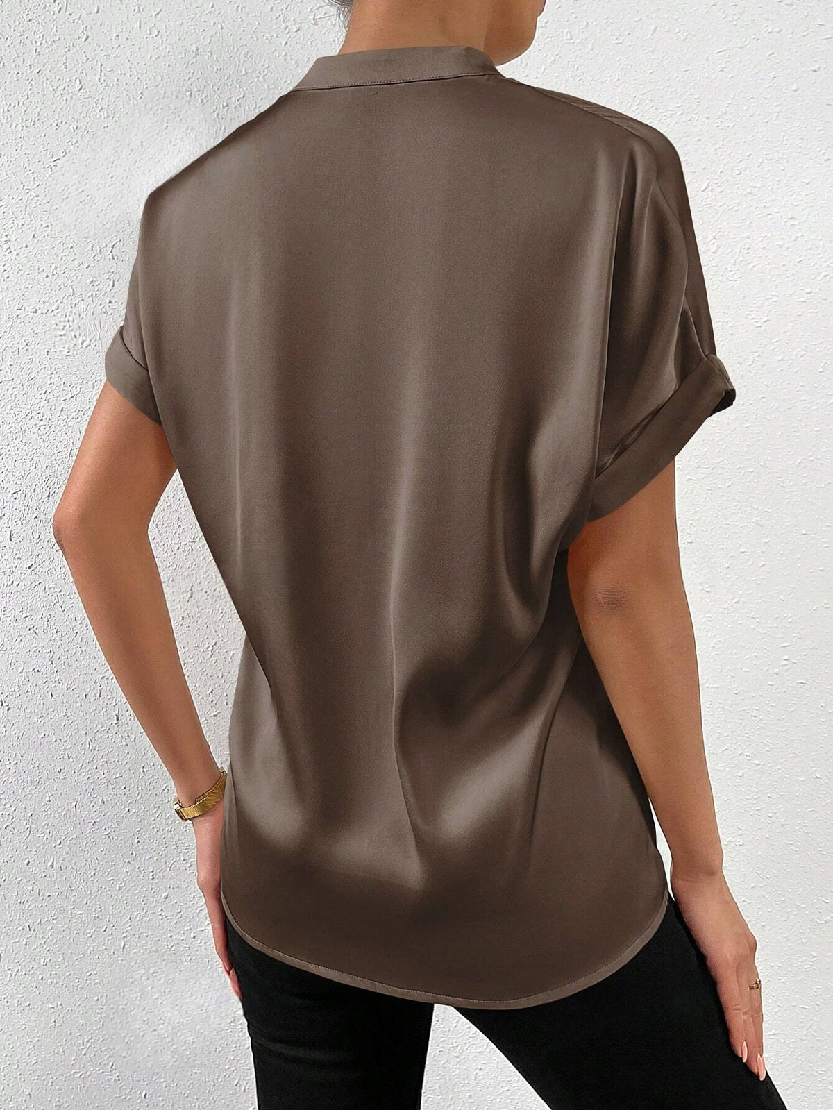 Camicia a maniche corte tinta unita con colletto alla coreana e chiusura frontale con bottoni per abbigliamento casual