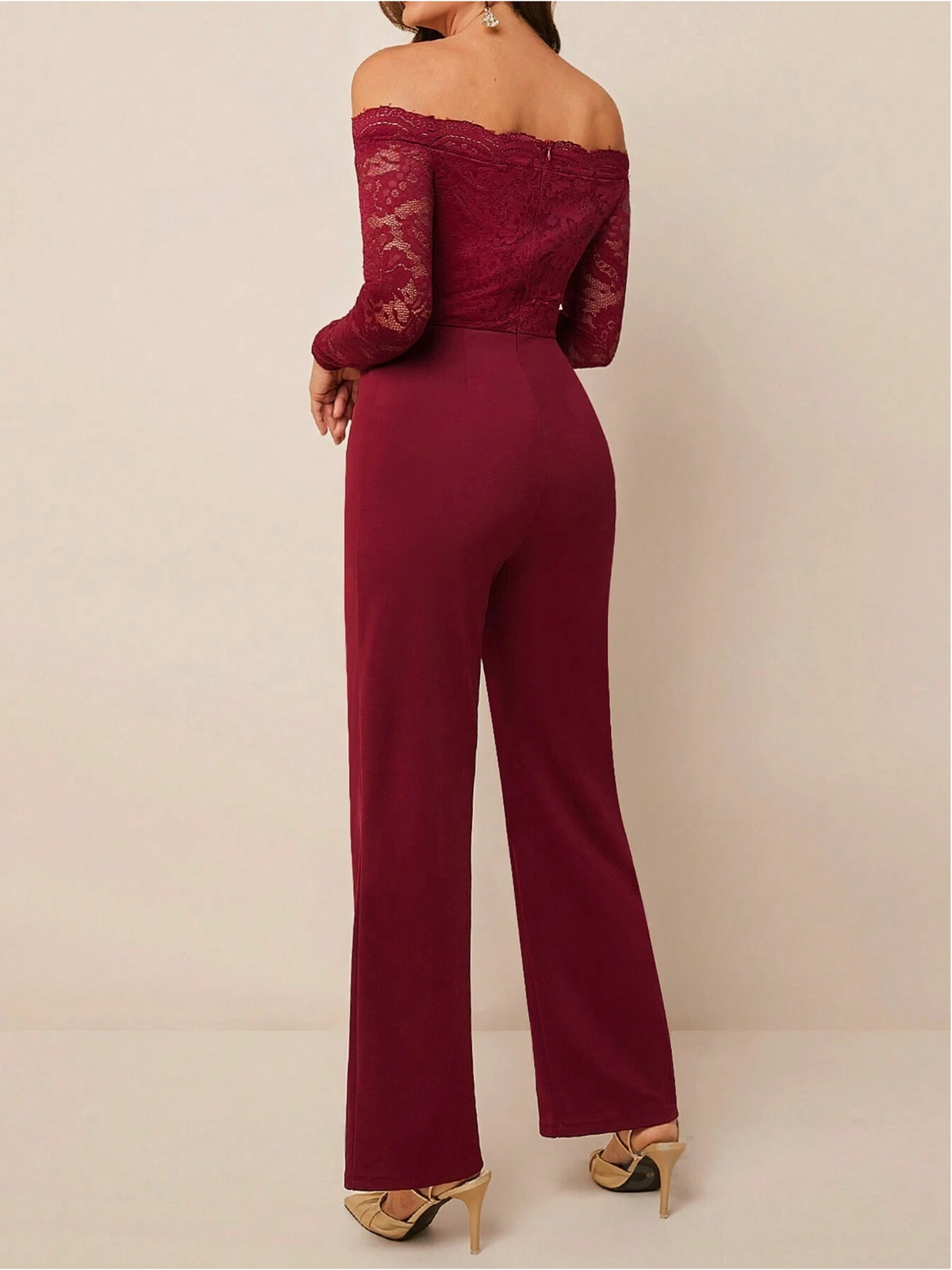 Jumpsuit con spalle scoperte corpetto di pizzo con cintura