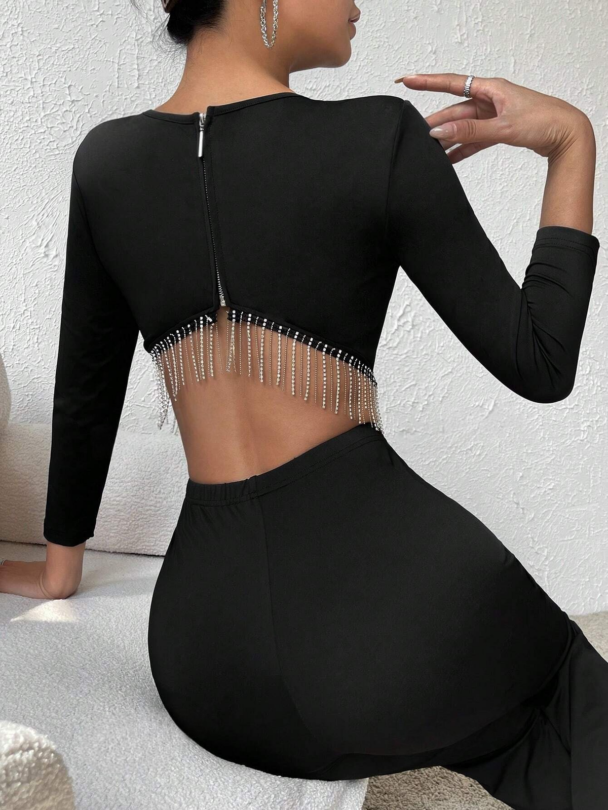 Jumpsuit con strass con frange cut out indietro con gamba svasata